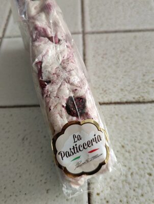 Torrone tenero variegato con crema e frutti di bosco.