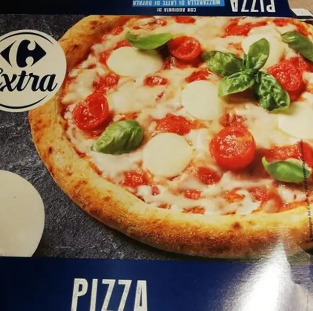 Pizza con aggiunta di mozzarella di latte di bufala front packaging