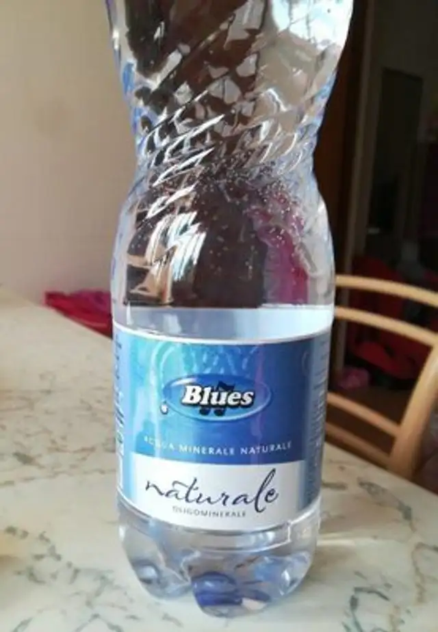 Acqua minerale naturale front packaging