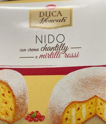 Nido con crema chantilly e mirtilli rossi
