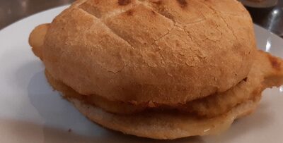 Panino farcito con cotoletta di pollo, formaggio edamer e maionese in bustina