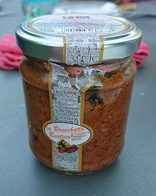 La bruschetta rustica ai capperi e pomodori secchi