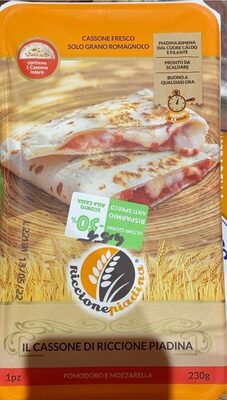 Il cassone con pomodoro e mozzarella