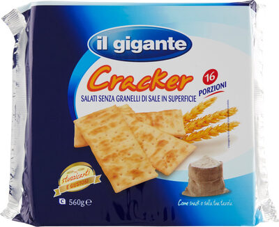 Cracke salati senza granelli di sale in superificie front packaging