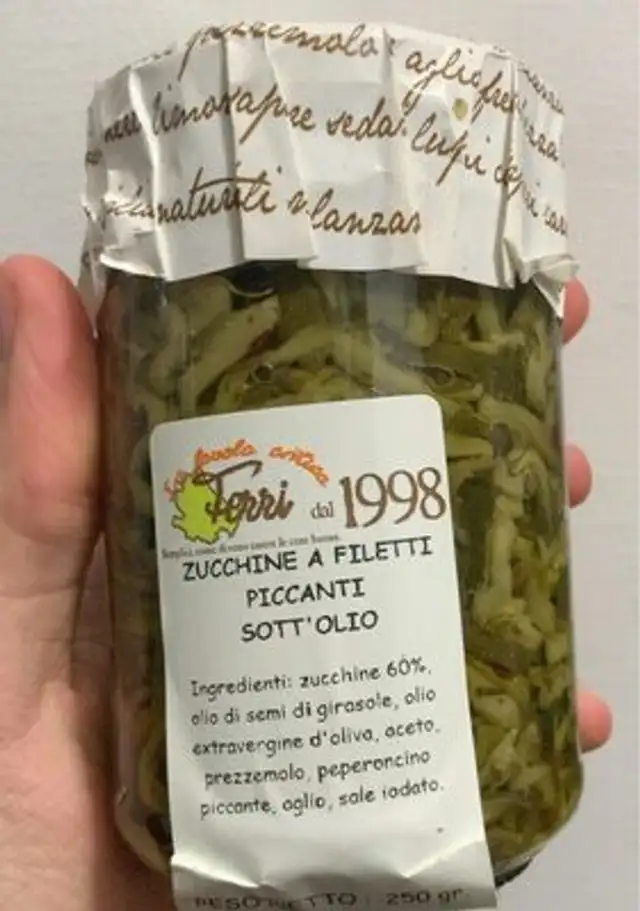Zucchine a filetti piccanti sott’olio
