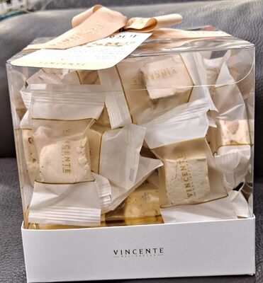 Cubos de turrón suave con pistachos