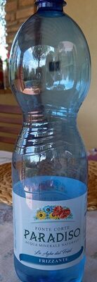 Fonte corte paradiso acqua minerale naturale frizzante