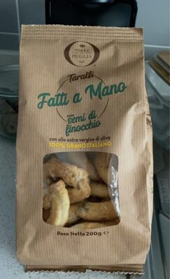 Taralli fatti a mani con semi di finocchio