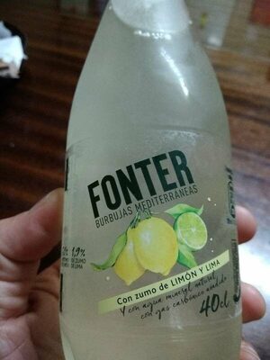 Agua mineral con gas y limón