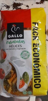 ensaladas hélices con tomate y espinacas