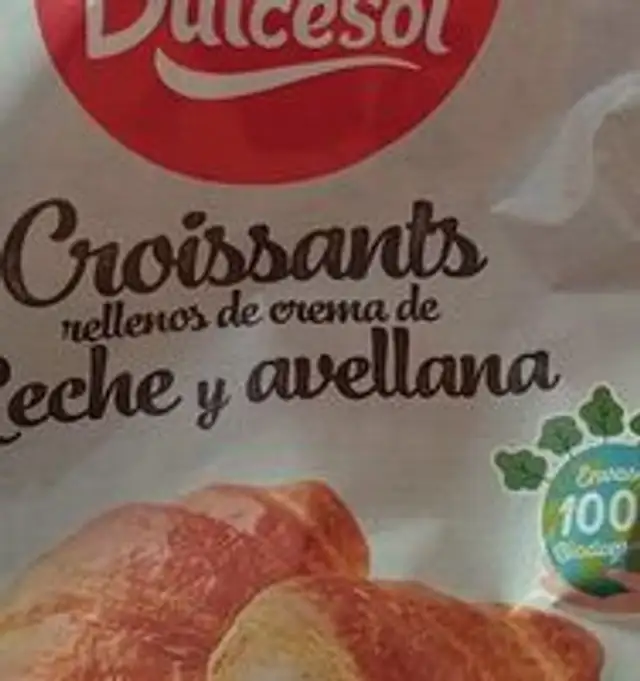 Croissants rellenos de crema de leche y avellana