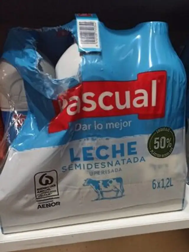 Leche semidesnatada front packaging