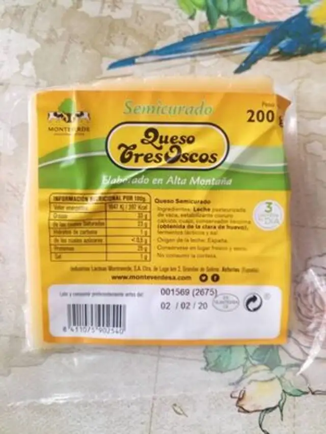 Queso Tres Oscos Semicurado front packaging