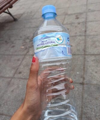 Agua mineral natural