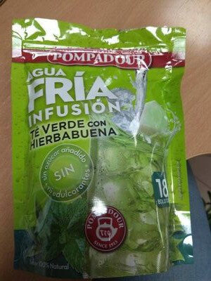 Agua fría infusión té verde con hierbabuena