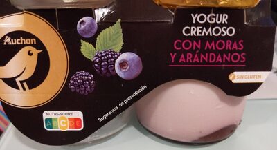 Yogur cremoso con moras y arándanos