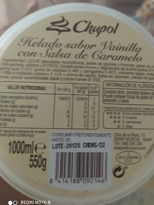 Helado sabor vainilla con salsa de caramelo