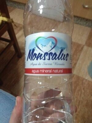 Agua mineral natural