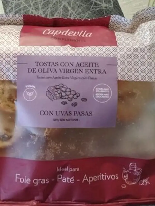 Tostás con aceite de oliva virgen extra con uvas pasas