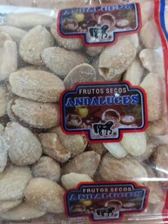 Almendras fritas con sal