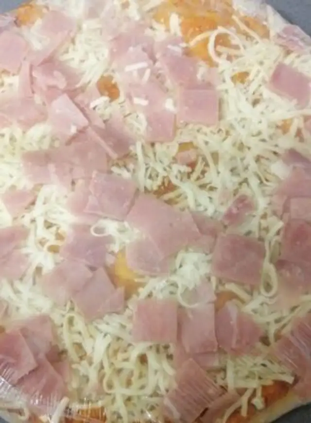 Pizza de jamón al horna de piedra