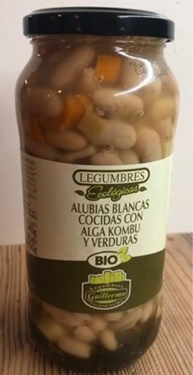Alubias blancas cocidas con alga kombu y verduras
