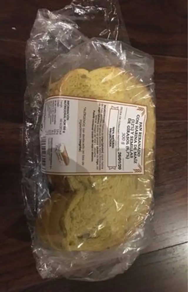 Pan rebanado con harina de maíz