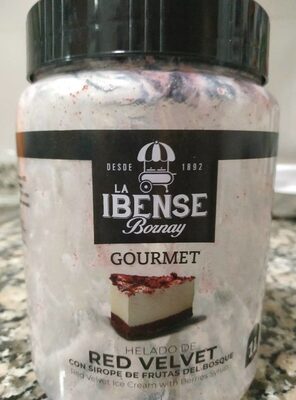 Helado red velvet con sirope de frutas del bosque