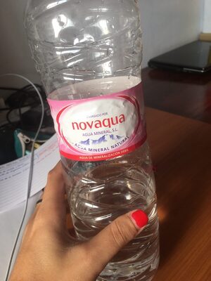 Agua mineral natural front packaging