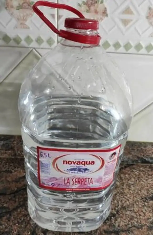 Agua de mineral débil
