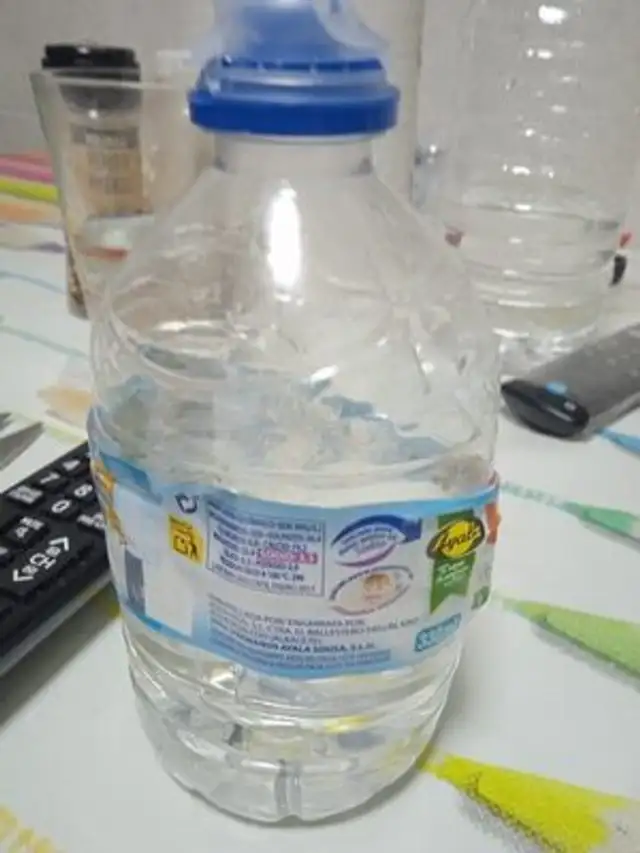 Agua mineral natural ingredients label