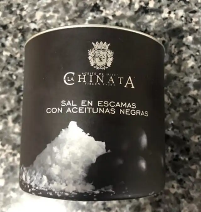 Sal en escamas con aceitunas negras