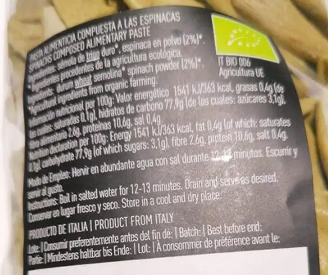 Hojas de olivo verde nutrition facts table