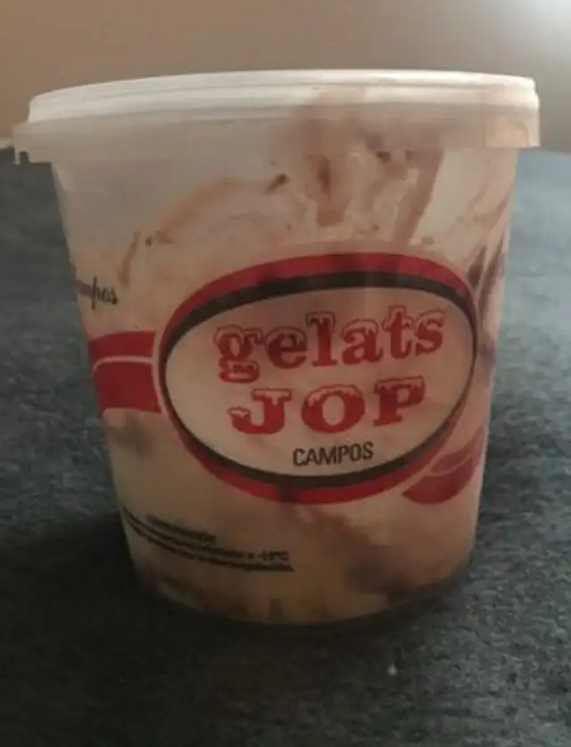 Helado de avellana con salsa de chocolate