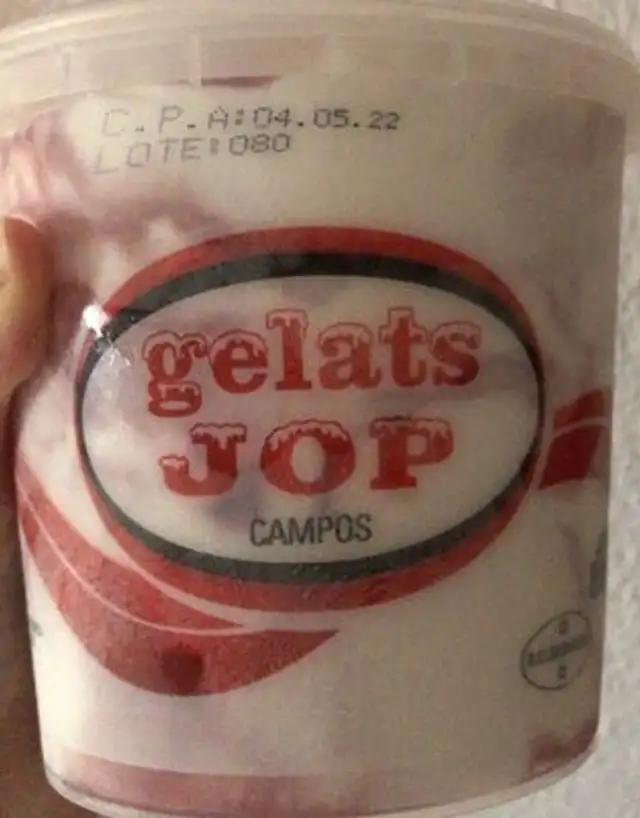 Helado sabor a nata con salsa de arándanos