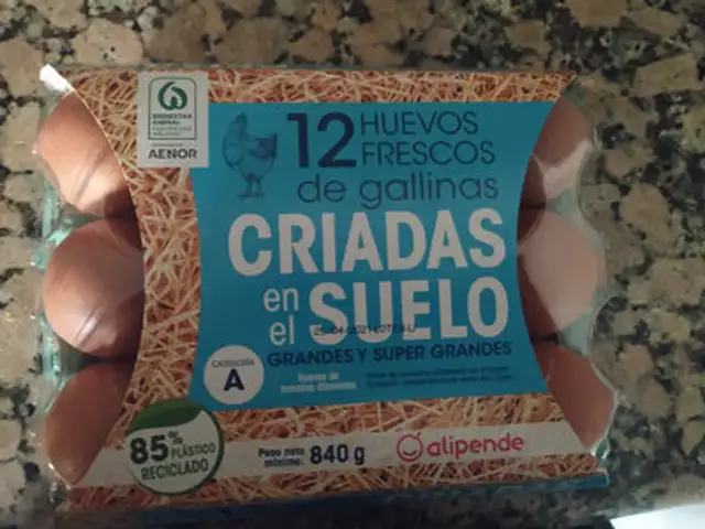 Huevos frescos de gallinas criadas en suelo
