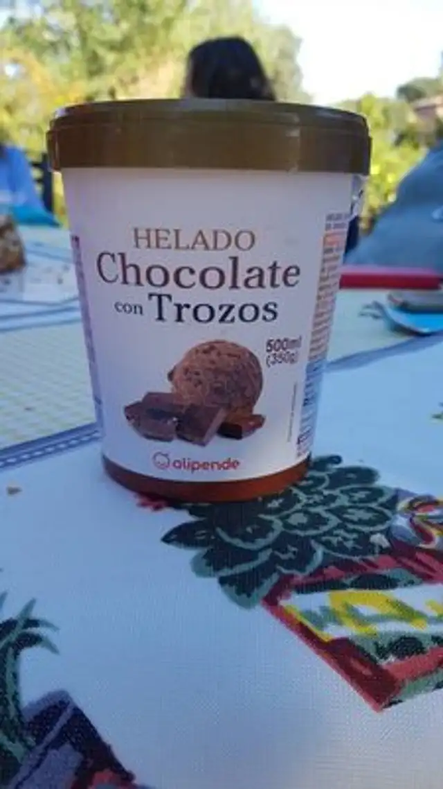 Helado chocolate con trozos