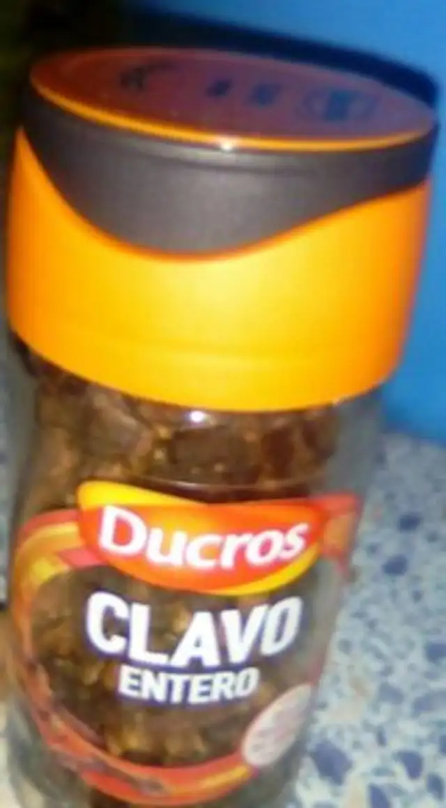 Clavo entero