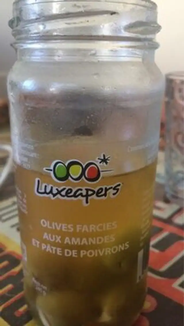 Olives farcies aux amandes et pâte de poivrons
