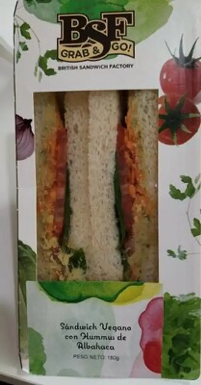 Sandwich vegano con hummus de albahaca
