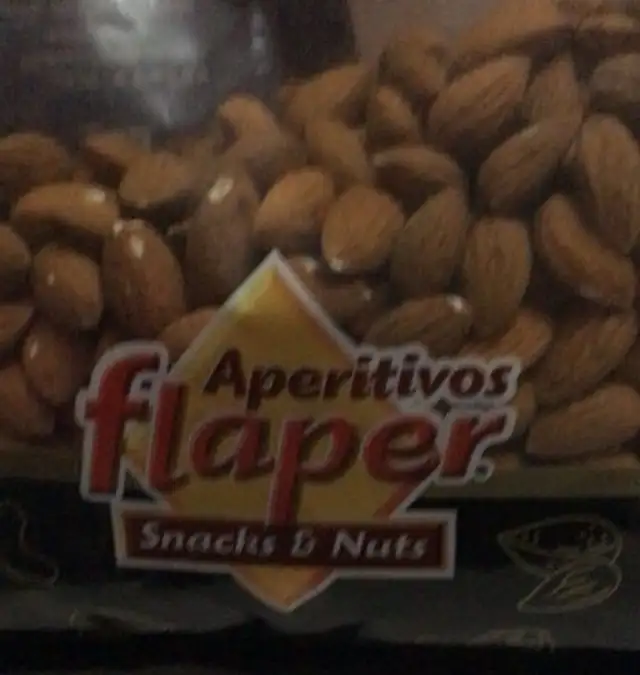 Almendra cruda con piel