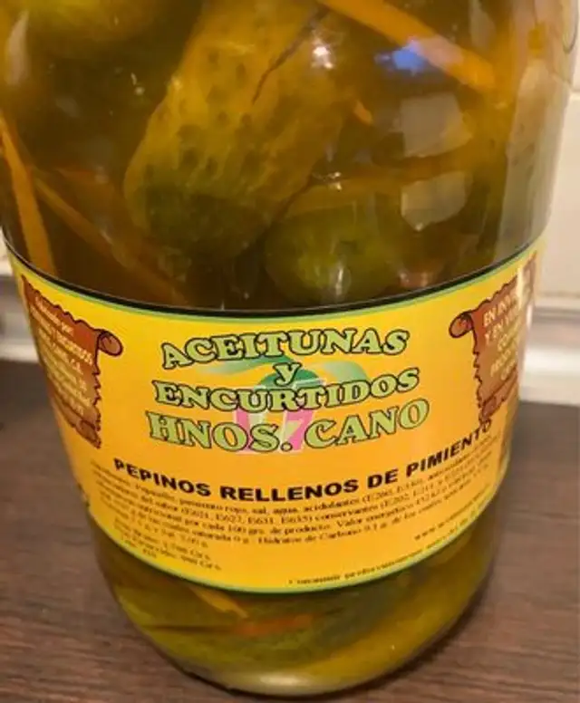 Pepinillos rellenos de pimiento