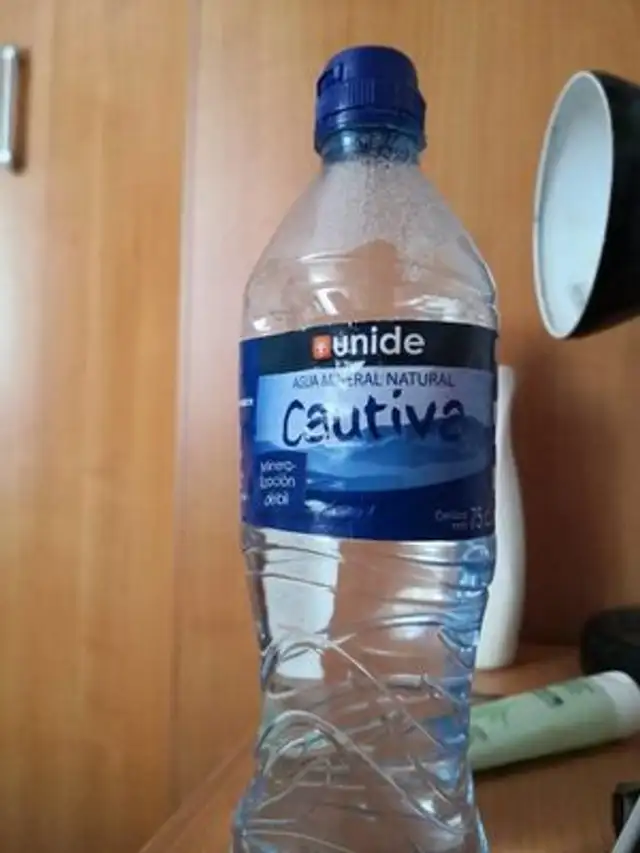 Agua mineral natural cautiva