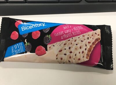 Snack de chocolate blanco y trocitos de frutos rojos front packaging
