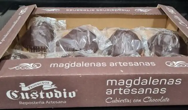 Magdalenas artesana cubiertas con chocolate