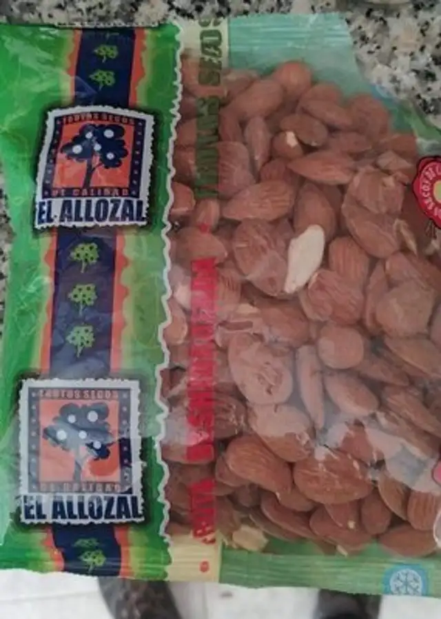 Almendra cruda piel