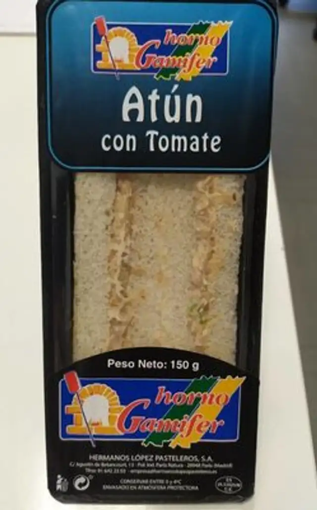 Sandwich de atún con tomate