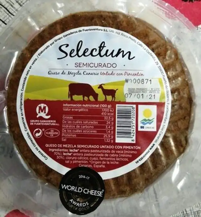 Queso de mezcla canario untado con pimentón