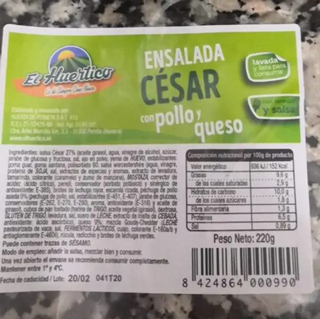Ensalada cesar con pollo y queso