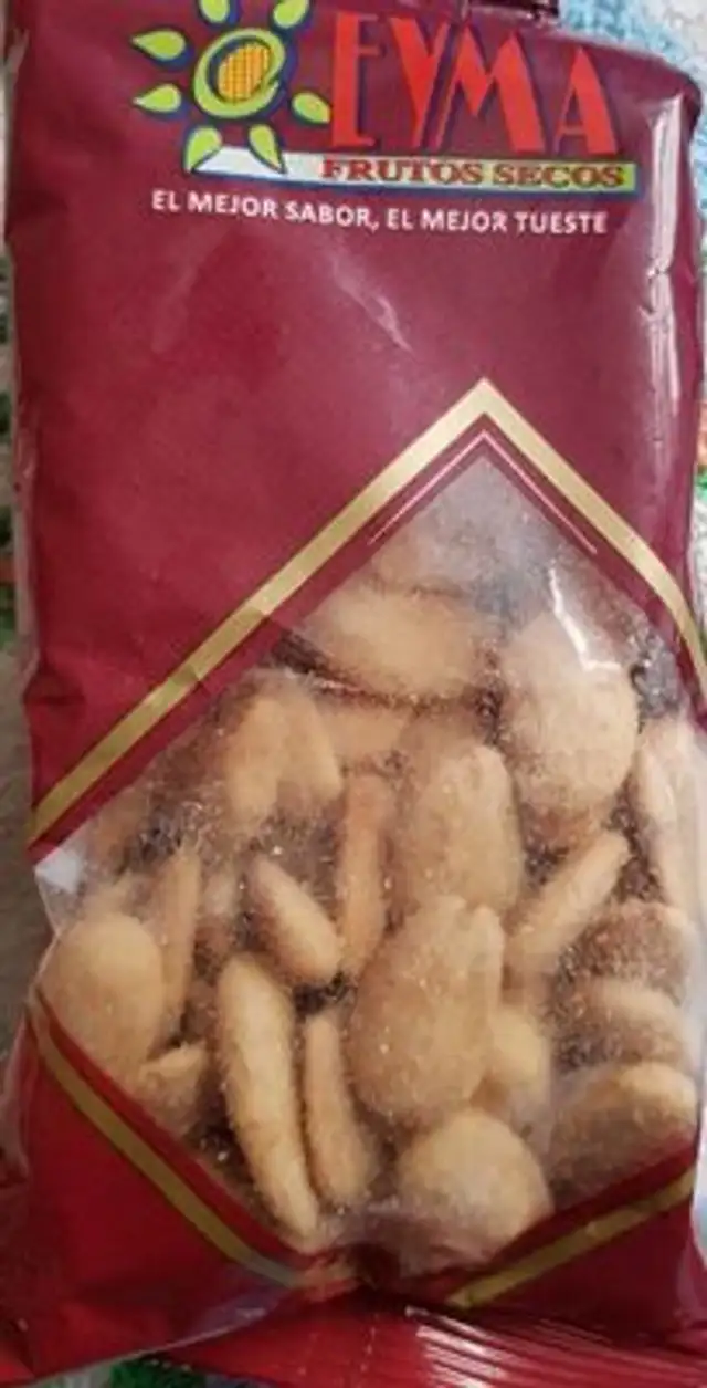 Almendra repelada frita salada